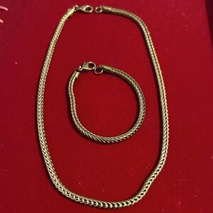 Elegant Gold Necklace and Bracelet Set